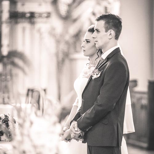 Para młoda podczas ceremonii ślubnej w kościele parafialnym w Kępnie
